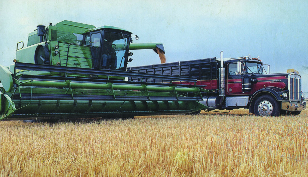 The 8820 Flagship Of Deeres Titan Combines Green Magazine 7798